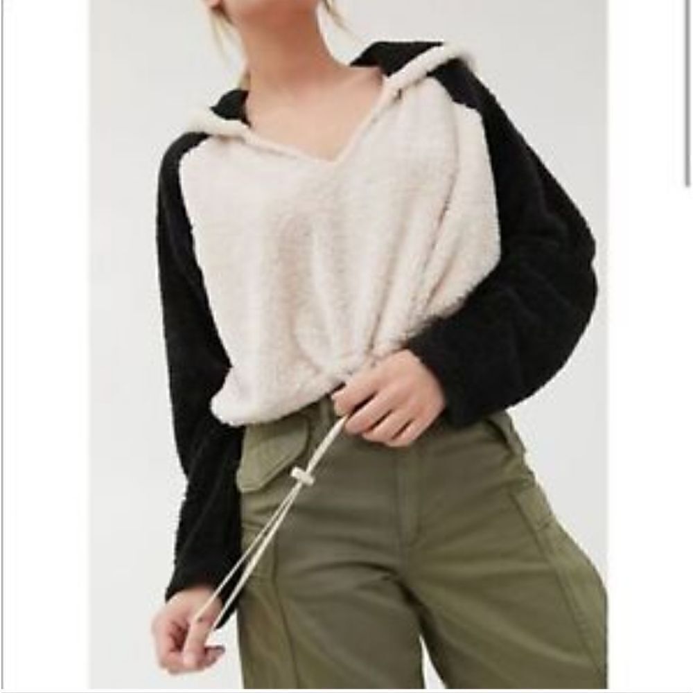 Urban Outfitters Tilly Cozy Faux Fur V Neck Cropped Hoodie Size S